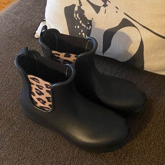 CROCS Shoes - Crocs Women’s Freesail Chelsea Boots. Leopard/ Black High Top Rain.